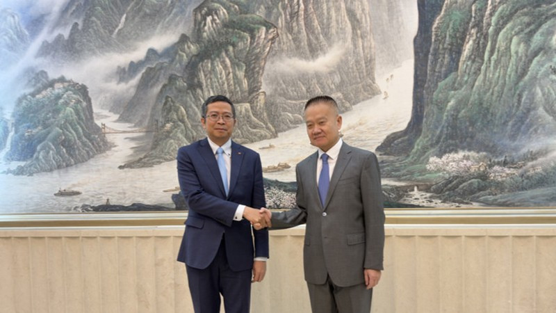 Посол Фам Тхань Бинь и Заведующий Отделом международных связей ЦК КПК Лю Хайcин. Фото: Посольство Вьетнама в Китае