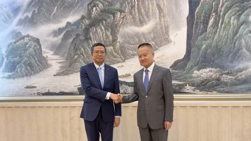 Посол Фам Тхань Бинь и Заведующий Отделом международных связей ЦК КПК Лю Хайcин. Фото: Посольство Вьетнама в Китае