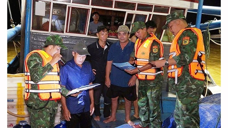 Пограничники распространяют среди рыбаков правила, связанные с ННН-промыслом.