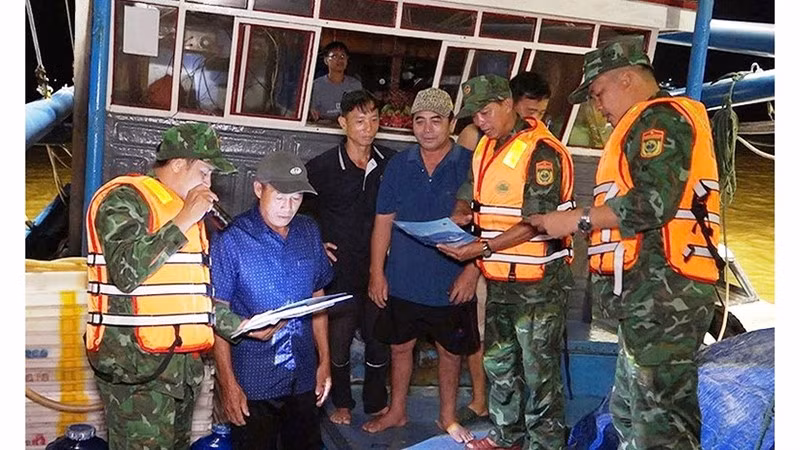 Пограничники распространяют среди рыбаков правила, связанные с ННН-промыслом.