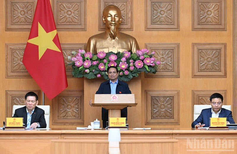 Премьер-министр Фам Минь Тьинь председательствует на заседании. Фото: Чан Хай