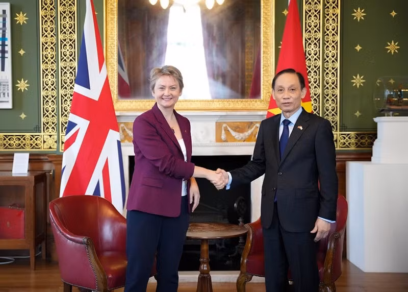 Министр иностранных дел Ле Хоай Чунг и Министр иностранных дел Великобритании Иветт Купер. 