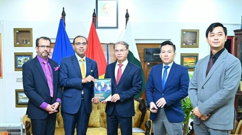 Председатель RCCI вручает книгу Послу Фам Ань Туану. Фото: Посольство Вьетнама в Пакистане
