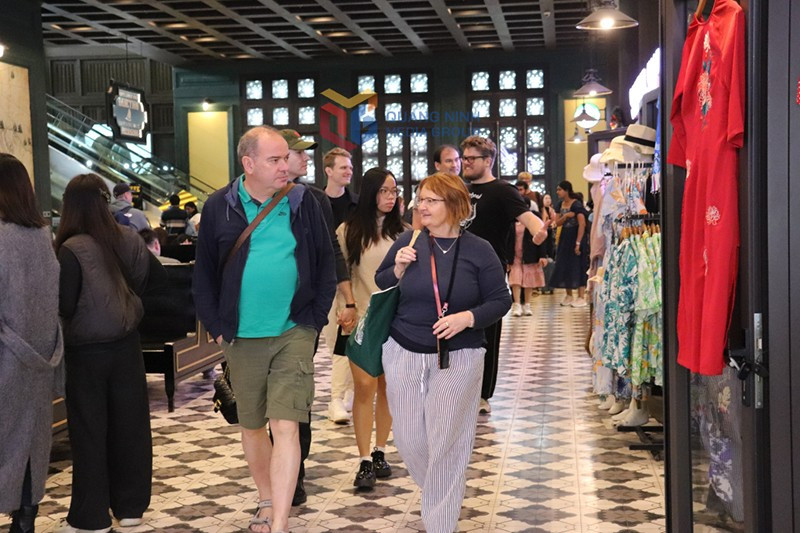 Иностранные туристы отправляются из международного круизного порта Халонг для посещения бухты Халонг. Фото: baoquangninh.vn