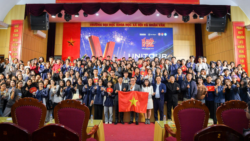 Главный редактор газеты «Нянзан» Ле Куок Минь, делегаты и студенты на показе фильма.