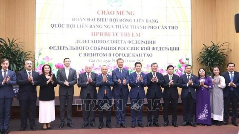 Делегаты двух сторон фотографируются на память. Фото: ВИA