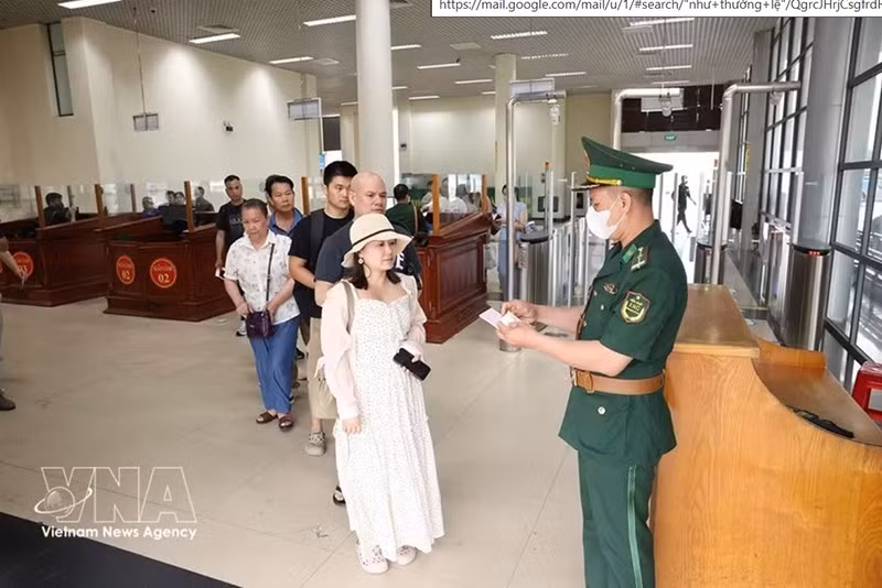 Пограничные войска на Международном пограничном пункте Монгкай оформляют пассажиров для выезда через пункт пропуска Баклуан 1 в городе Монгкай, провинция Куангнинь. Фото: ВИА