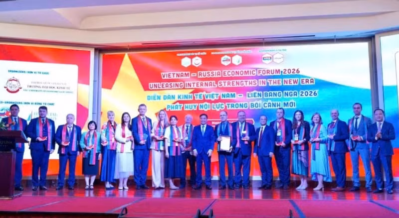 Делегаты двух стран на форуме. 