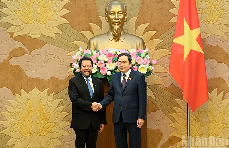 Председатель НС Чан Тхань Ман и Зампредседателя Сената Индонезии Йоррис Равеяй. Фото: ВИА