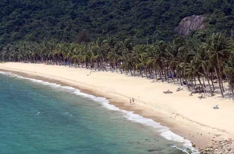 Пляж с белым песком на острове Кулаочам (город Дананг) привлекает туристов. Фото: ВИА