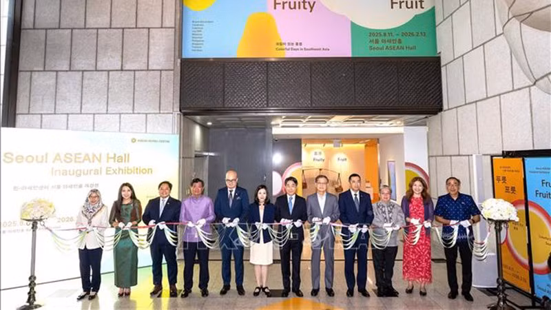 Делегаты разрезают ленту в знак открытия Зала АСЕАН в Сеуле. Фото: ВИА