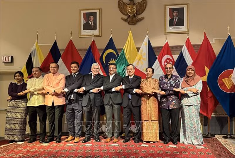 Послы АСЕАН, представители Правительства и Парламента Канады фотографируются на память. Фото: ВИА