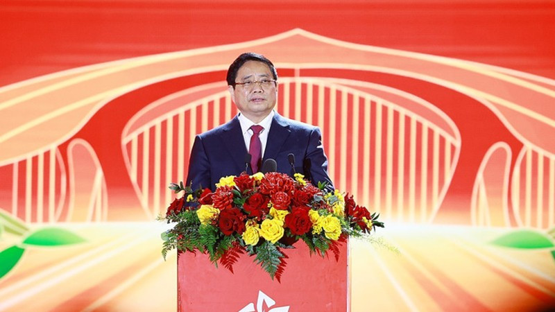 Премьер-министр Фам Минь Тьинь выступает на церемонии закрытия 1-й Весенней ярмарки 2026 года. Фото: ВИА
