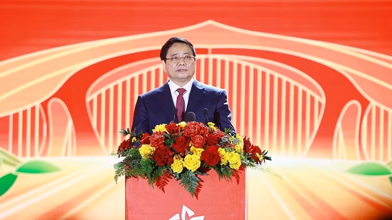 Премьер-министр Фам Минь Тьинь выступает на церемонии закрытия 1-й Весенней ярмарки 2026 года. Фото: ВИА