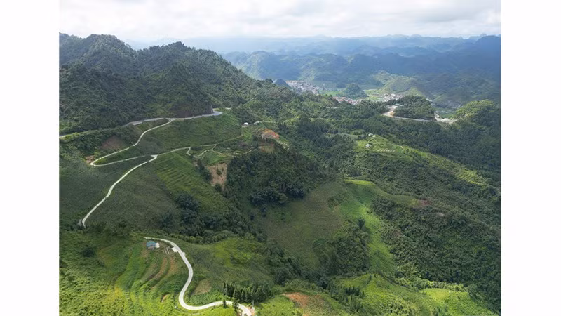 Извилистые дороги, утопающие в облаках, в Хазянге (ныне провинция Туенкуанг). Фото: Тхюи Нгуен