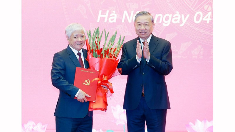 Генеральный секретарь ЦК КПВ То Лам вручает Решение Политбюро о распределении и назначении товарища До Ван Тьена на должность постоянного заместителя секретаря партийного комитета Национального собрания. Фото: ВИА