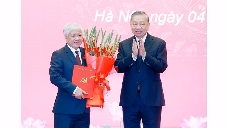 Генеральный секретарь ЦК КПВ То Лам вручает Решение Политбюро о распределении и назначении товарища До Ван Тьена на должность постоянного заместителя секретаря партийного комитета Национального собрания. Фото: ВИА