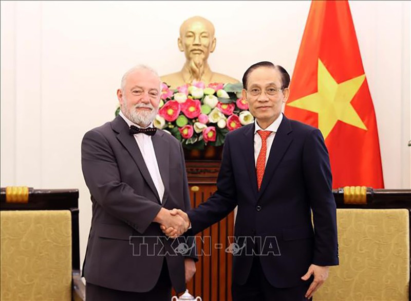 Министр иностранных дел Ле Хоай Чунг и Посол Гинек Кмоничек. Фото: ВИА