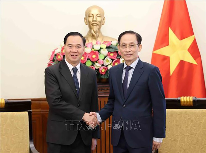 Министр иностранных дел Ле Хоай Чунг (справа) и Министр образования и спорта Лаоса Тхонгсалит Мангномек. Фото: ВИА