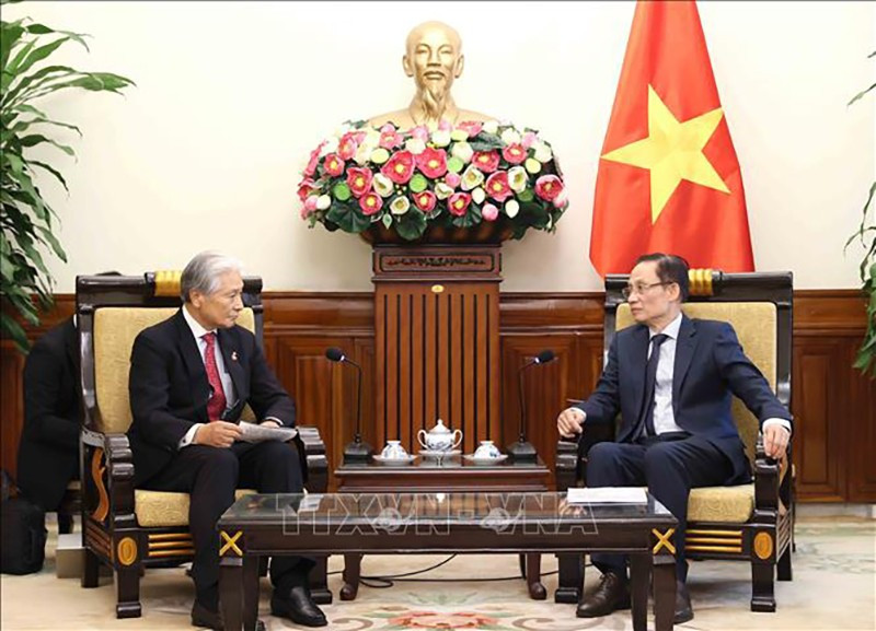 Министр иностранных дел Ле Хоай Чунг (справа) и губернатор префектуры Тотиги. Фото: ВИА 