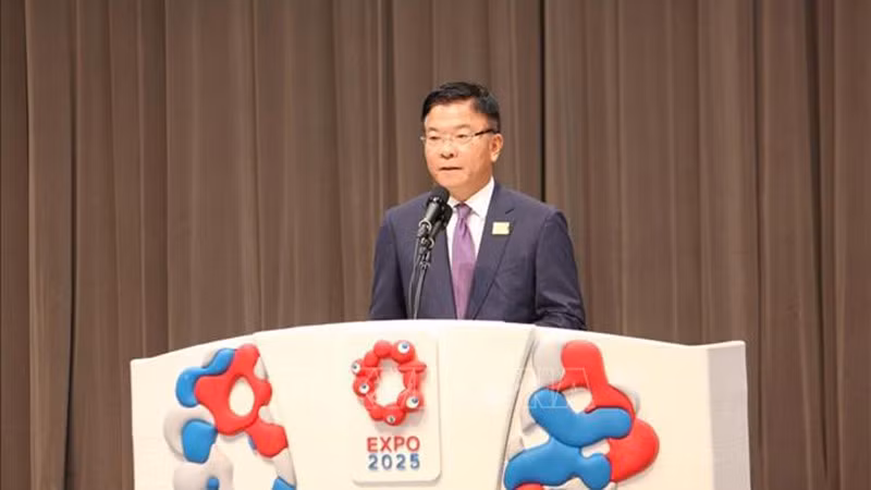 Вице-премьер Ле Тхань Лонг выступает на открытии Национального дня Вьетнама. Фото: ВИА