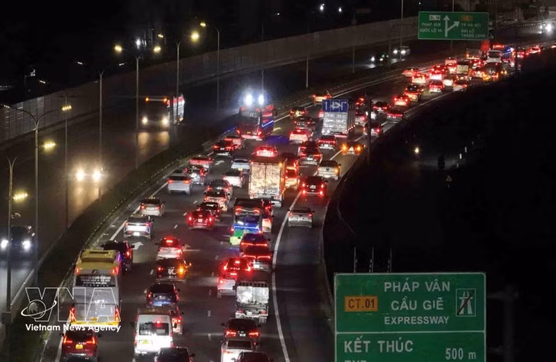 Транспортные средства с трудом продвигались плотным потоком на участке в конце скоростной магистрали Фапван — Каузе в направлении центра столицы вечером 21 февраля (снимок сделан в 22:00). Фото: ВИА