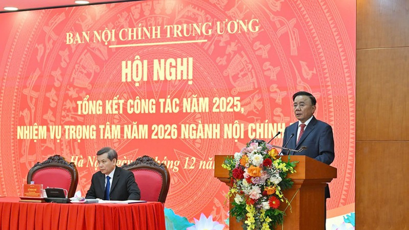 Постоянный член Секретариата Чан Кам Ту выступает на конференции. Фото: Тхюи Нгуен