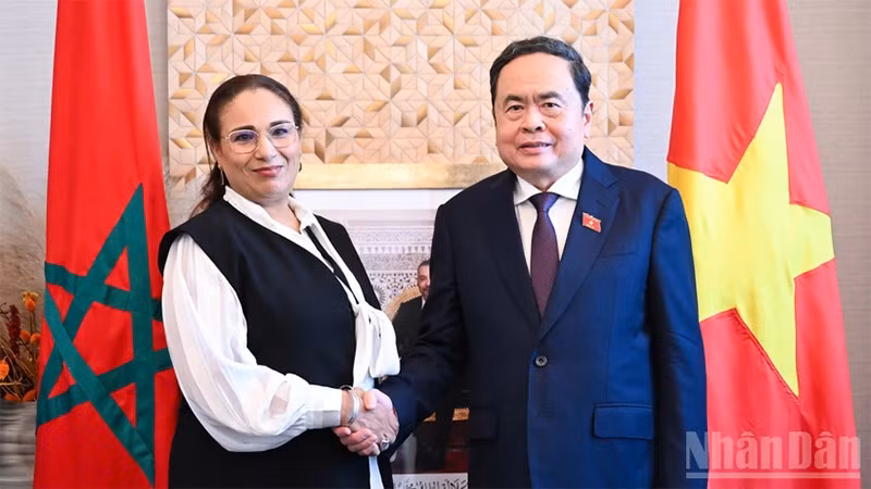 Председатель НС Вьетнама Чан Тхань Ман и Председатель Группы парламентариев марокканско-вьетнамской дружбы Лубна Схири. Фото: Ван Тьук