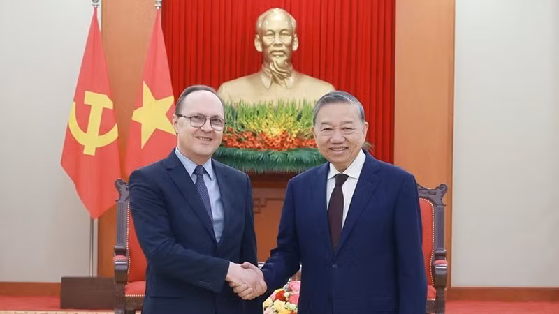 Генеральный секретарь ЦК КПВ То Лам принимает Посла России во Вьетнаме Геннадия Бездетко. Фото: ВИА