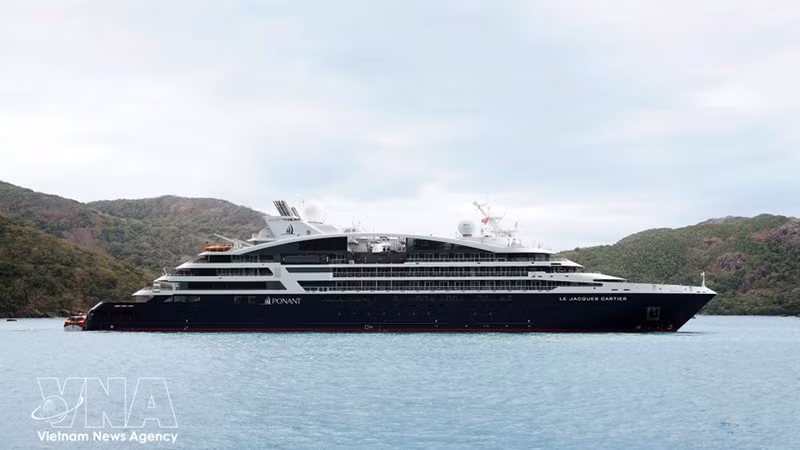 Круизное судно класса люкс Le Jacques Cartier в порту Бендам, Кондао. Фото: ВИА