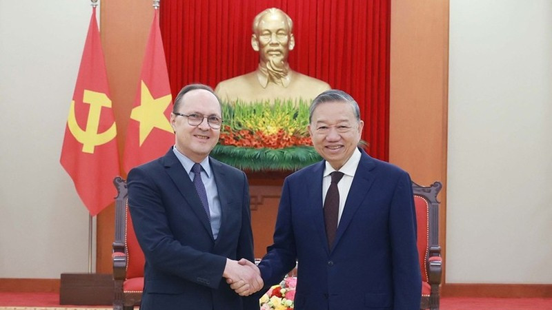 Генеральный секретарь ЦК КПВ То Лам принимает Посла России во Вьетнаме Геннадия Бездетко. Фото: ВИА