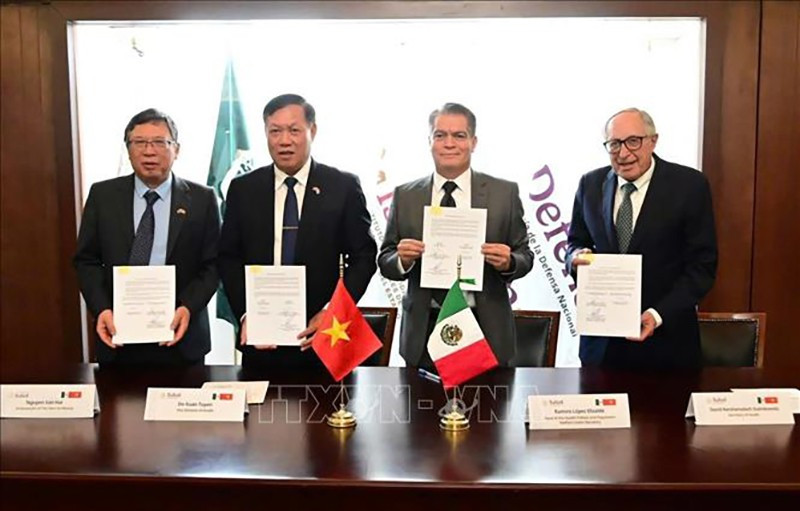 Заместитель министра До Суан Туен, Посол Вьетнама в Мексике Нгуен Ван Хай и руководители Министерства здравоохранения Мексики на церемонии подписания Меморандума о взаимопонимании по сотрудничеству между министерствами здравоохранения двух стран. Фото: Министерство здравоохранения Мексики