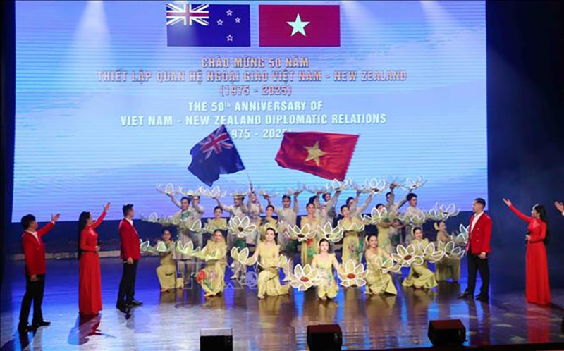 Художественный номер в исполнении вьетнамских артистов на церемонии. Фото: ВИА