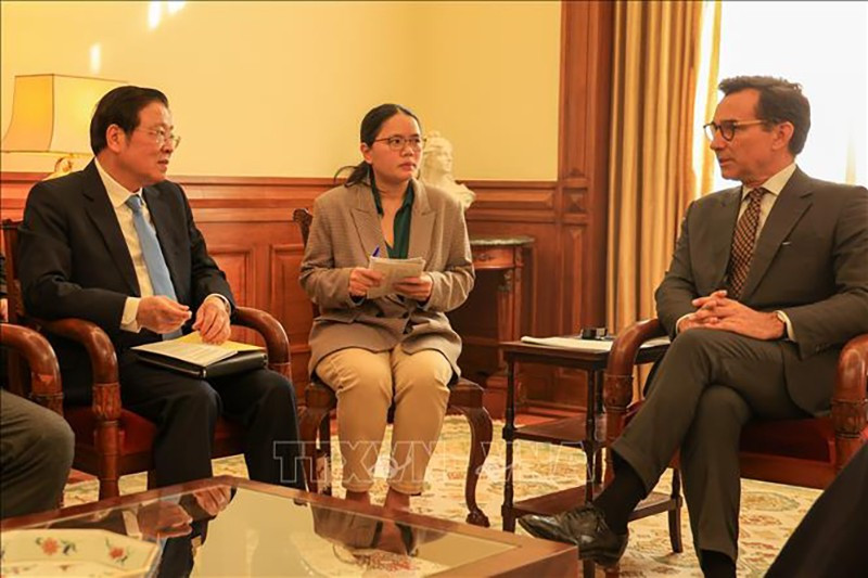 Товарищ Фан Динь Чак работает с Зампредседателя Ассамблеи Португалии Маркосом Перестрелло. Фото: ВИА