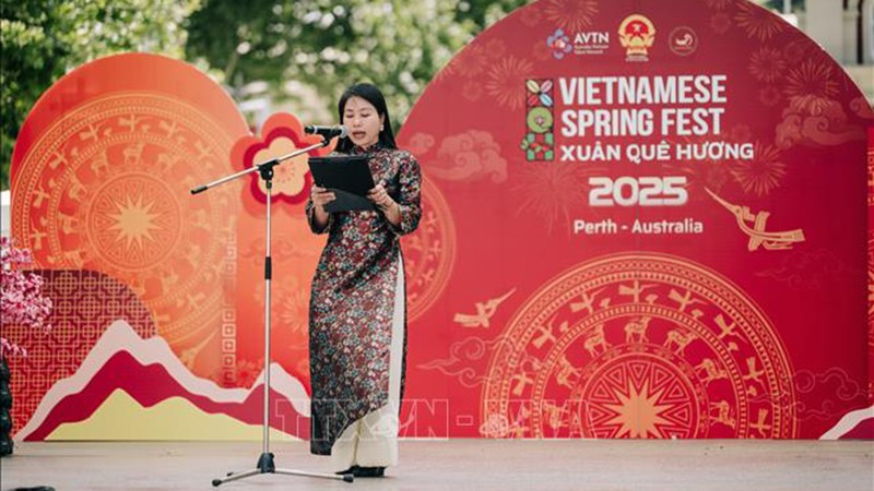 Генеральный консул Нгуен Тхань Ха выступает на фестивале. Фото: ВИА