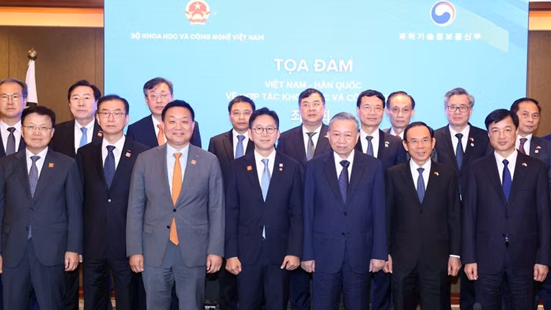 Генеральный секретарь ЦК КПВ То Лам и делегаты на беседе. Фото: ВИА