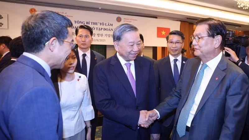 Генеральный секретарь ЦК КПВ То Лам и представители южнокорейских корпораций. Фото: ВИА