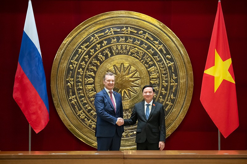 Зампредседателя НС Нгуен Кхак Динь приветствует Первого зампредседателя Совета Федерации ФС РФ А. В. Яцкина. Фото: quochoi.vn