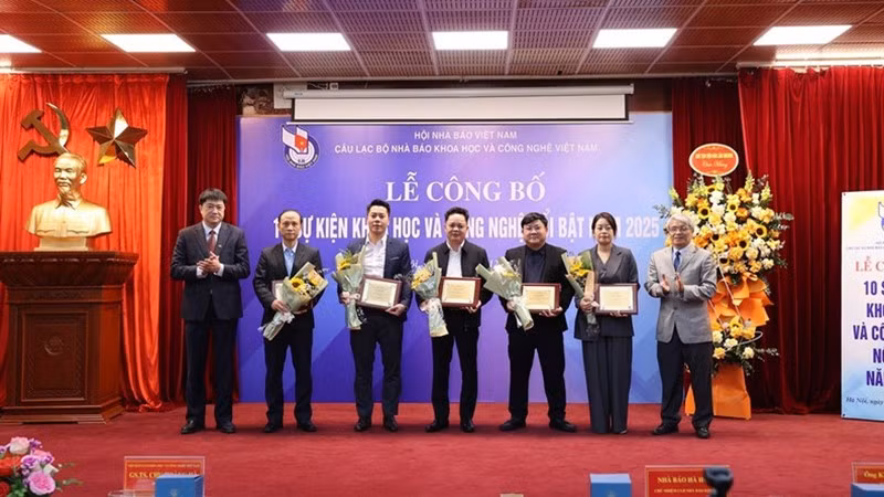 Вручение цветов и сертификатов отдельным лицам и коллективам, чьи достижения были признаны выдающимися.