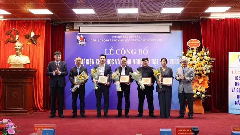 Вручение цветов и сертификатов отдельным лицам и коллективам, чьи достижения были признаны выдающимися.