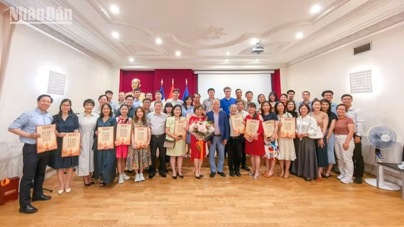 Специальный выпуск газеты «Нянзан», посвященный 100-летию вьетнамской революционной прессы, отправлен во Францию ​​для вручения постоянным представительствам и представителям сообщества вьетнамцев.