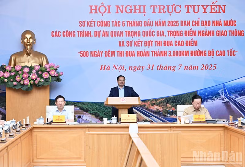 Премьер-министр Фам Минь Тьинь выступает на конференции. Фото: Чан Хай