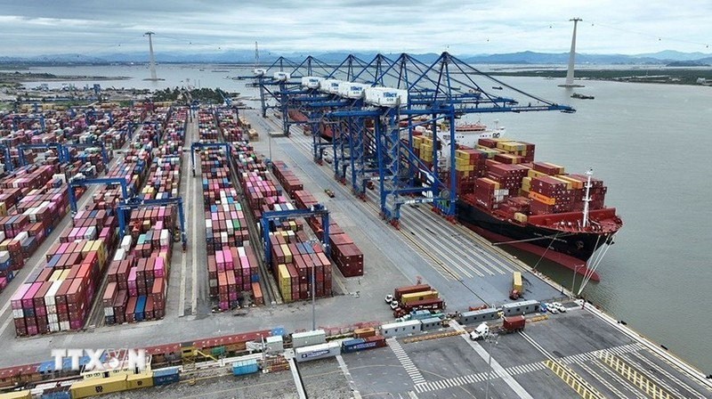 Импортно-экспортные товары в контейнерном порту Латьхуен, город Хайфон. Фото: ВИА