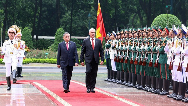 Генеральный секретарь ЦК КПВ То Лам и первый Секретарь ЦК КПВ, Президент Кубы Мигель Диас-Канель Бермудес обходят строй почетного караула во время государственного визита кубинского лидера во Вьетнам для участия в церемонии, посвященной 80-летию Августовской революции и Дня независимости СРВ. Фото: ВИА