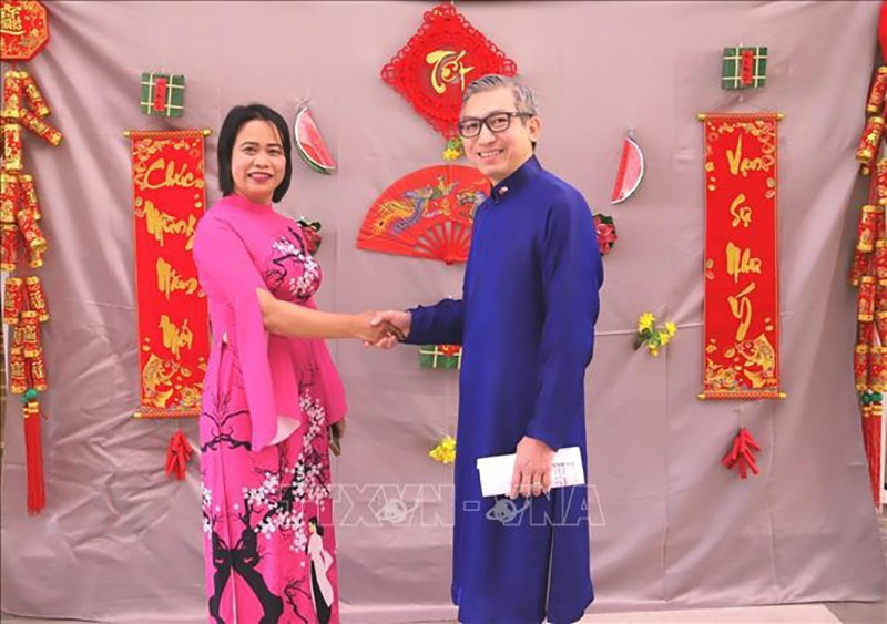 Председатель Общества вьетнамцев в Израиле Чыонг Тхи Хонг и Посол Вьетнама в Израиле Ли Дык Чунг. Фото: ВИА