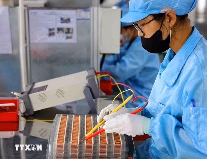 Рабочие производят электронные компоненты. Фото: ВИА