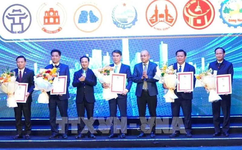 Заместитель председателя Народного комитета провинции Тэйнинь Хюинь Ван Шон получает сертификат от оргкомитета. Фото: ВИА