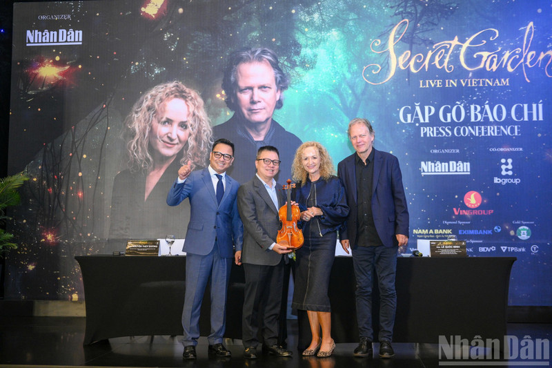 Группа Secret Garden дарит скрипку организатору концентра «Secret Garden Live in Vietnam». 