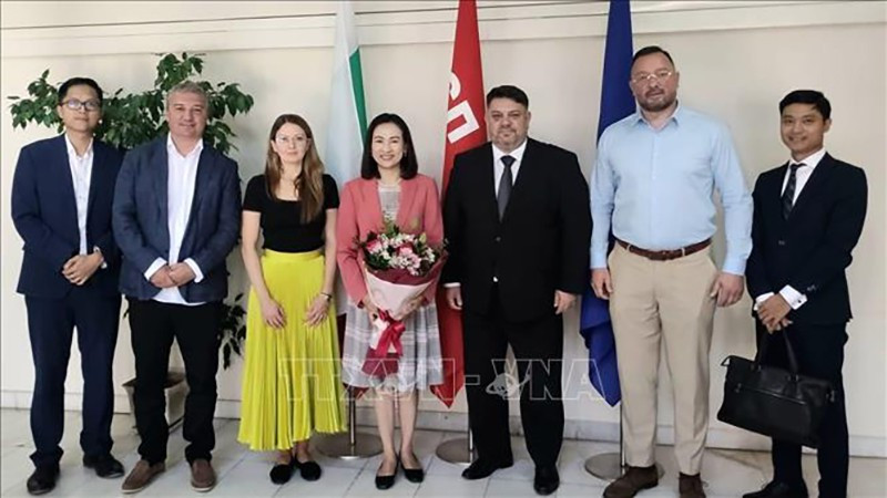 Посол Вьетнама в Болгарии Нгуен Тхи Минь Нгует фотографируется на память с руководством БСП. Фото: ВИА