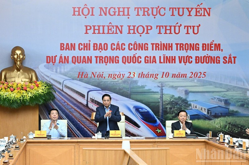 Премьер-министр Фам Минь Тьинь председательствует на заседани. Фото: Чан Хай